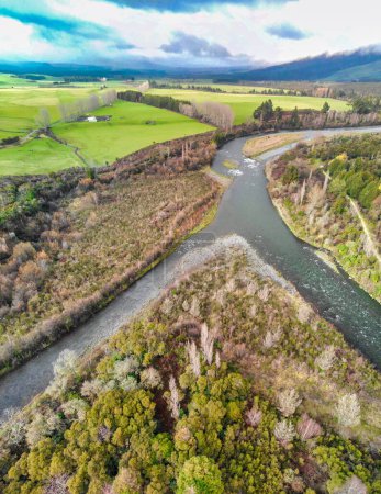 Téléchargez les photos : Vue aérienne de la rivière Turangi, Nouvelle-Zélande. - en image libre de droit