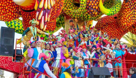 Foto de Viareggio, Italy - February 10, 2013: People with colorful costumes dancing on a Float at the famous Carnival parade. - Imagen libre de derechos