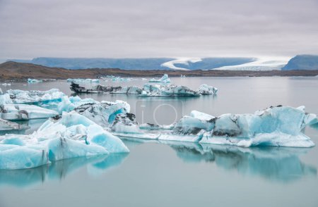 Foto de Icebergs en la Laguna de Jokulsarlon en temporada de verano, Islandia. - Imagen libre de derechos