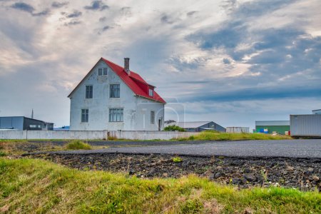 Foto de Pequeñas casas en las afueras de Reykjavic Islandia en temporada de verano - Imagen libre de derechos