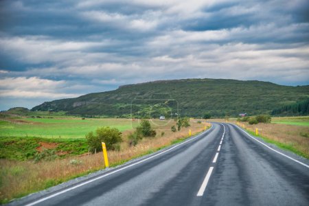 Téléchargez les photos : Driving along the beautiful roads of Iceland in summer season. - en image libre de droit