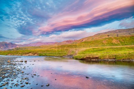 Téléchargez les photos : Paysage Kirkjufellfoss au coucher du soleil d'été, Islande. - en image libre de droit