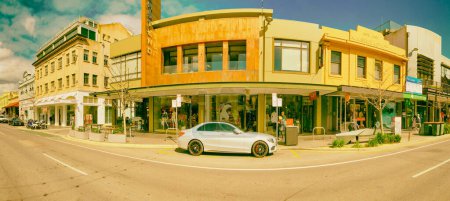 Téléchargez les photos : Glenelg, Australie - 16 septembre 2018 : Vue panoramique de la rue principale de la ville avec boutiques. - en image libre de droit