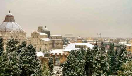 Téléchargez les photos : Vue aérienne de l'ancien cimetière et champ de miracles après une tempête de neige, Toscane - Italie. - en image libre de droit