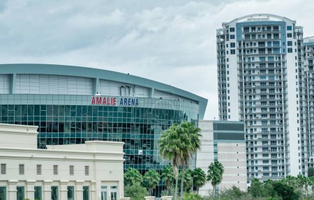 Foto de Tampa, FL - February 6, 2016: Amalie Arena and city skyline on a cloudy day. - Imagen libre de derechos