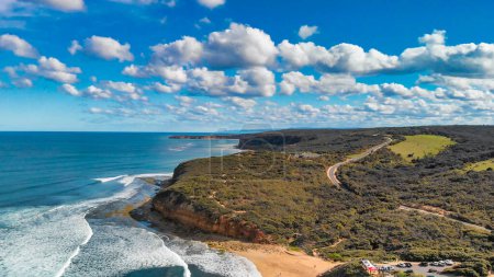 Téléchargez les photos : Aerial view of Torquay Beach along the Great Ocean Road, Australia. - en image libre de droit