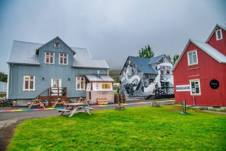 Téléchargez les photos : Seyoisfjordur, Iceland - August 4, 2019: Colorful homes oc Iceland on a cloudy day. - en image libre de droit