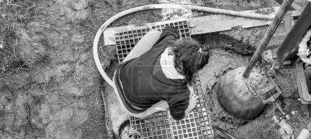 Foto de Herramientas para perforar un pozo bajo el agua. Instalación del sistema de riego de jardines al aire libre. - Imagen libre de derechos