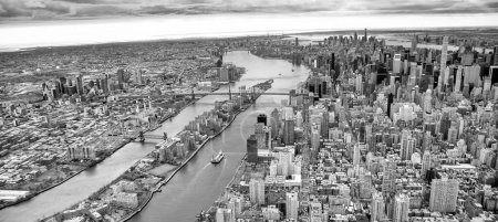 Foto de NUEVA YORK CITY - 3 DE DICIEMBRE DE 2018: Vista aérea de Manhattan y East River desde helicóptero, Nueva York. Midtown desde un punto de vista alto - Nueva York - NY - Estados Unidos - Imagen libre de derechos