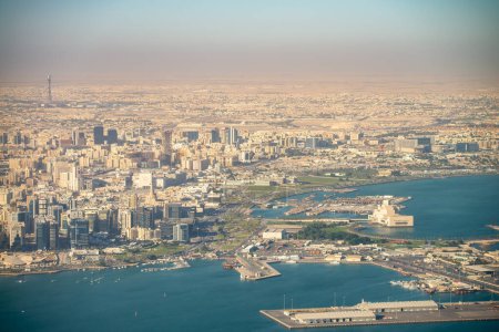 Téléchargez les photos : Doha, Qatar. Vue aérienne des toits de la ville depuis un avion volant au-dessus de la capitale du Qatar. - en image libre de droit