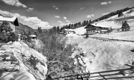 Téléchargez les photos : Pic montagneux et vallée enneigée en hiver contre un beau ciel bleu ensoleillé. - en image libre de droit