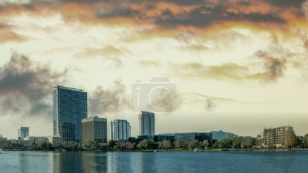 Foto de Orlando vista panorámica desde el lago Eola al atardecer, Florida. - Imagen libre de derechos