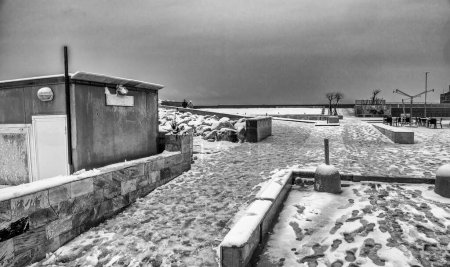 Téléchargez les photos : Petit port à Marina di Pisa après une tempête de neige - Toscane, Italie. - en image libre de droit
