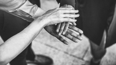 Téléchargez les photos : Réunion d'affaires. Un homme et deux femmes empilant leurs mains. Concept d'accord - en image libre de droit
