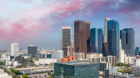 Téléchargez les photos : Vue aérienne du centre-ville de Los Angeles par une merveilleuse journée ensoleillée, Californie - États-Unis
. - en image libre de droit
