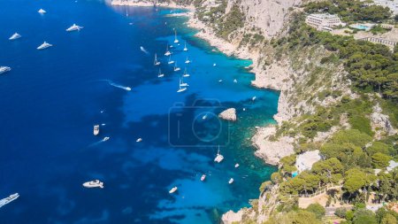 Téléchargez les photos : Vue aérienne imprenable sur le littoral de l'île de Capri, Italie. Point de vue du drone. - en image libre de droit