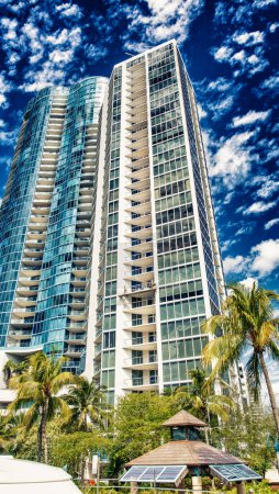 Téléchargez les photos : Gratte-ciel de Fort Lauderdale avec palmiers et ciel bleu, Floride - en image libre de droit