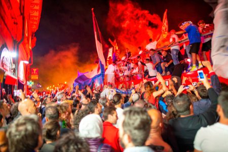 Téléchargez les photos : PISA, ITALIE - 15 JUIN 2016 : Les supporters locaux célèbrent la promotion de l'équipe de football. Célébrations nocturnes avec des bombes fumigènes et un bus ouvert. - en image libre de droit