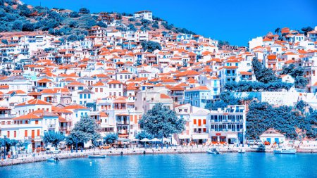 Téléchargez les photos : Skopelos, Grèce - 1er juillet 2022 : Maisons de l'île de Skopelos le long du port de la ville. - en image libre de droit
