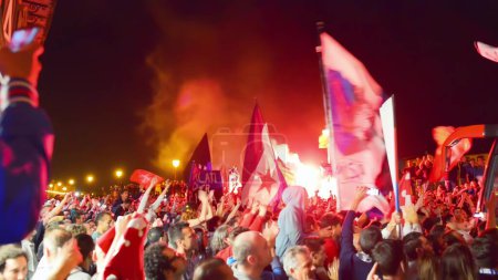 Téléchargez les photos : PISA, ITALY - JUNE 15TH, 2016: Celebrations on the night for the soccer team's promotion. People mad with joy in the street. - en image libre de droit