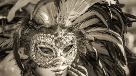 Foto de VENECIA, ITALIA - 8 DE FEBRERO DE 2015: Retrato de primer plano de una hermosa mujer con máscara de carnaval de colores - Imagen libre de derechos