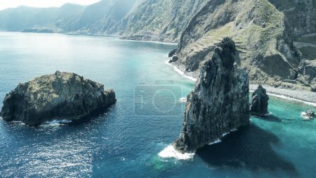 Téléchargez les photos : Vue aérienne de hautes roches de lave dans l'océan, tours d'îlots à Ribeira da Janela, Madère, Portugal. - en image libre de droit