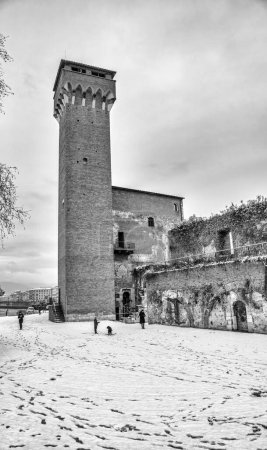 Foto de Pisa bajo la nieve. La famosa torre de la ciudadela tras una tormenta de nieve. - Imagen libre de derechos