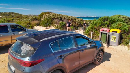Foto de Kangaroo Island, Australia - September 15, 2018: Car parking along Pennington Bay. - Imagen libre de derechos