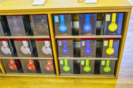 Téléchargez les photos : Londres, Royaume-Uni - Juin 2015 : Intérieur de l'Apple Store avec écouteurs sans fil Beats. - en image libre de droit