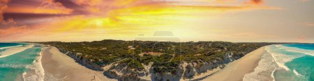 Foto de Isla Canguro, Australia. Pennington Bay olas y costa, vista aérea panorámica desde el dron al atardecer. - Imagen libre de derechos