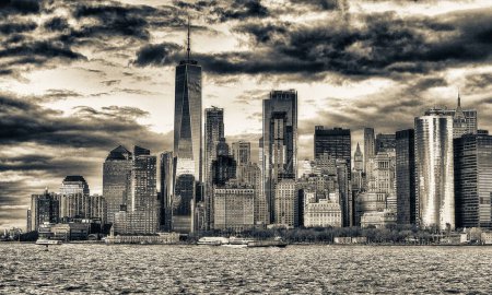 Téléchargez les photos : Coucher de soleil incroyable sur Lowr Manhattan depuis un bateau de croisière, New York - en image libre de droit