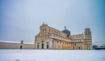 Téléchargez les photos : Pisa under the snow. The famous cathedral in Field of Miracles after a snowstorm. - en image libre de droit