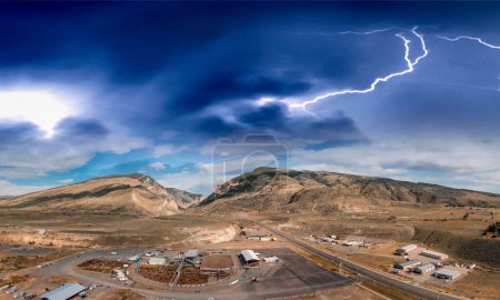 Téléchargez les photos : Vue panoramique aérienne du paysage de Cody et du parc de rodéo du Stampede avec tempête approchant, Wyoming
. - en image libre de droit