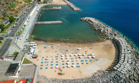 Téléchargez les photos : Vue aérienne de la plage de Calheta à Madère. - en image libre de droit