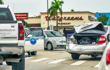 Téléchargez les photos : Coral Gables, FL - February 1, 2016: Rear part of the car destroyed in an accident. - en image libre de droit