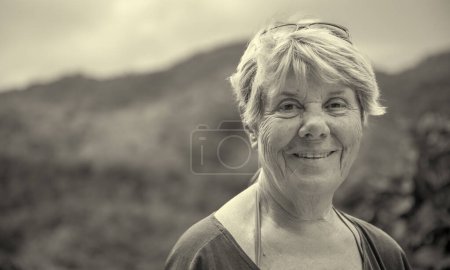 Téléchargez les photos : Elderly woman happy visiting a tropical island. - en image libre de droit
