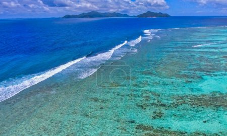 Foto de Coral Reef de drone. Playa de Seychelles y rocas en un día soleado. - Imagen libre de derechos