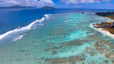Téléchargez les photos : Récif corallien du drone. Plage des Seychelles et rochers par une journée ensoleillée. - en image libre de droit