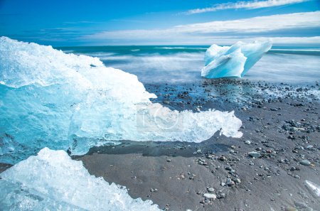 Foto de Icebergs en la playa de Jokulsarlon en temporada de verano, Islandia. - Imagen libre de derechos