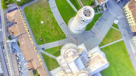 Téléchargez les photos : Overhead aerial view of Pisa Cathedral and Tower in Square of Miracles. Piazza del Duomo from drone, Italy. - en image libre de droit