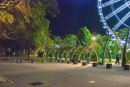 Foto de Turistas a lo largo del South Bank Grand Arbour por la noche en Brisbane, Australia. Es un arbour de 1 km de largo, agujas rizadas envueltas en buganvillas en flor. - Imagen libre de derechos