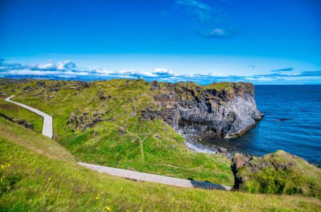 Téléchargez les photos : Beautiful coastline and rock formations in Arnarstapi, Iceland. - en image libre de droit