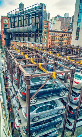 Téléchargez les photos : New York City, NY - December 1st, 2018: Outdoor car parking. Stacker parking system storing vehicles on platforms that can be raised, lowered and shuffled around. - en image libre de droit
