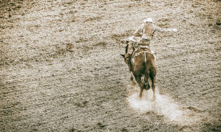 Foto de Vaquero montando a caballo loco en Wyoming, vista trasera. - Imagen libre de derechos