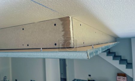 Téléchargez les photos : Plafond de cloison sèche en construction, prêt pour l'éclairage des bandes led. - en image libre de droit