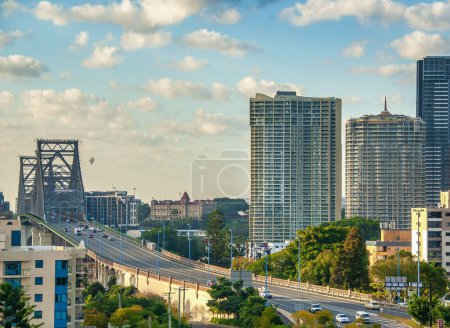 Téléchargez les photos : Brisbane city skyline and Story Bridge on a beautiful sunny morning - Australia - en image libre de droit