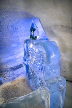 Téléchargez les photos : Tunnel made by ice underground with sculptures. - en image libre de droit