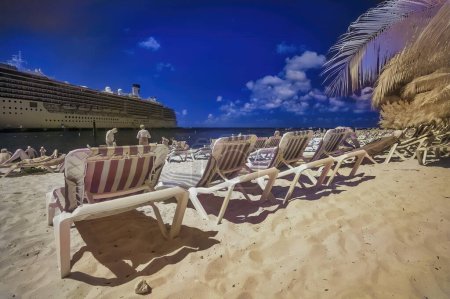 Foto de Turks and Caicos - February 2012: Infrared view of tourists enjoying the beautiful beach. - Imagen libre de derechos