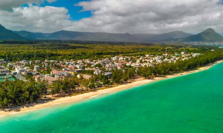 Foto de Vista aérea de la playa de Flic en Flac, Isla Mauricio. - Imagen libre de derechos