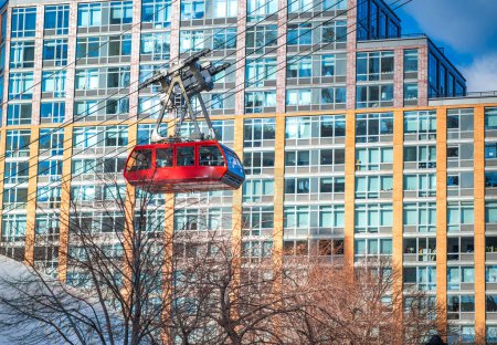 Téléchargez les photos : Cable car in the middle of the city. - en image libre de droit